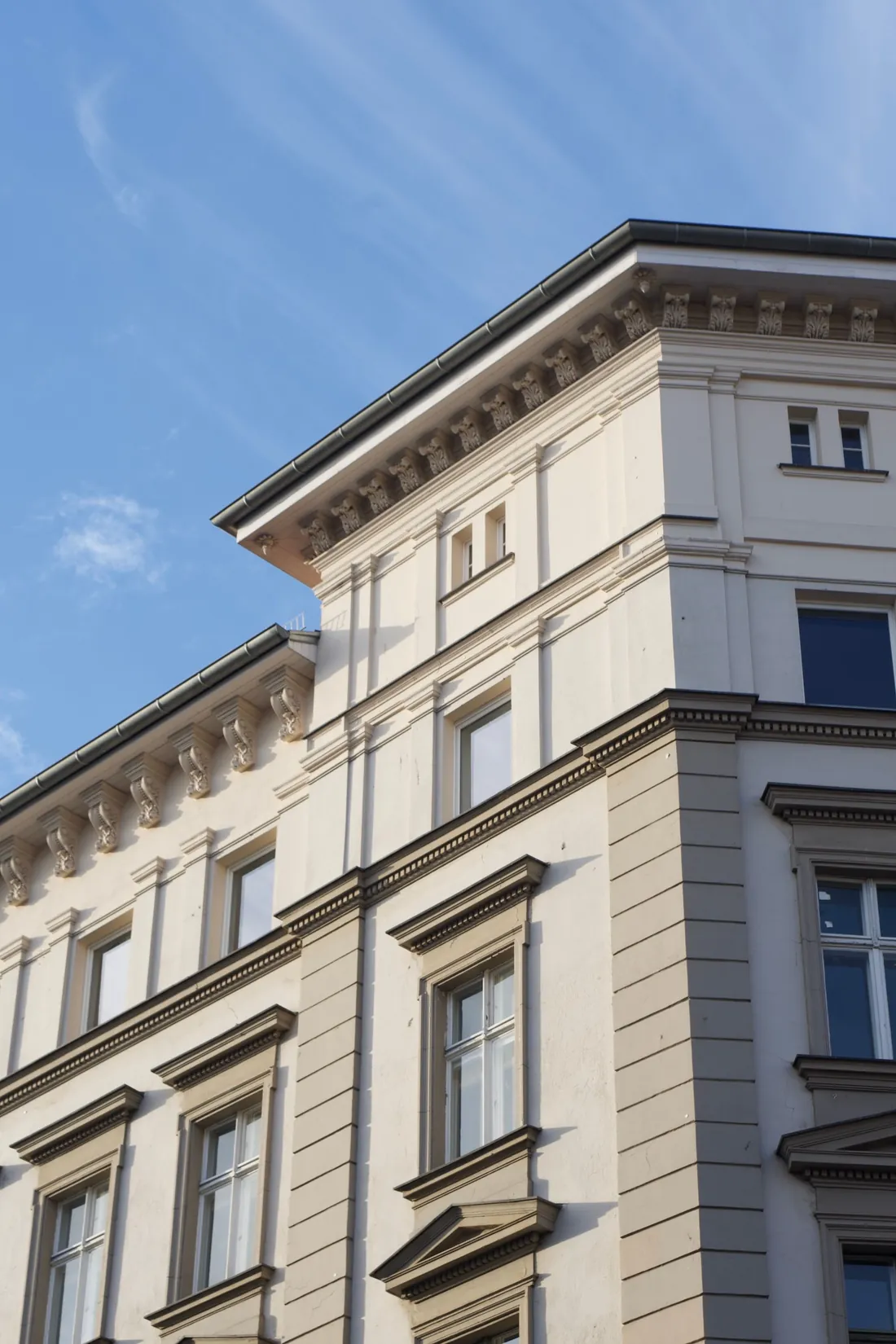 Gründerzeitfassade mit Gesims und Fensterreihen, Blick von unten